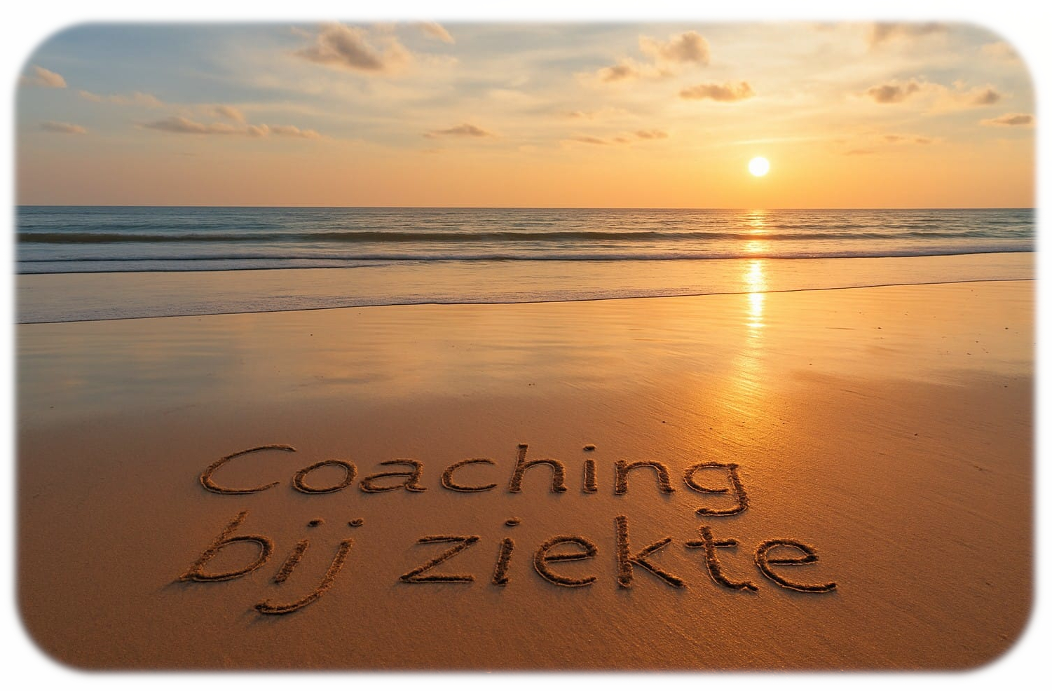 Coaching bij ziekte, geschreven in het zand bij zonsondergang.